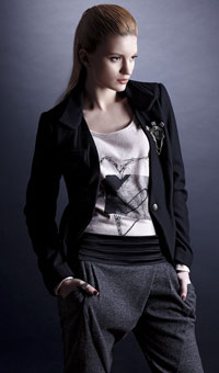 ������Ʒ�Ʒ�װ���ˣ�������EasterlyƷ��Ůװ